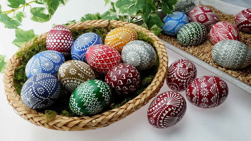 œufs de pâques à la coquille décorée de toutes les couleurs, dans des paniers d'osier